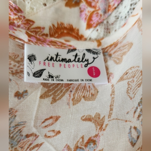 FREE PEOPLE assymetrical sleevless top with lace details in size SP - Picture 2 of 10